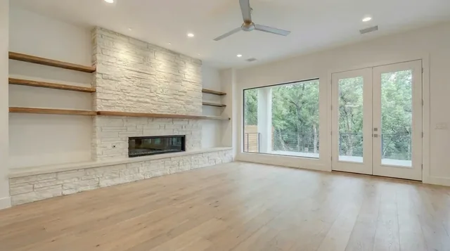 Empty, unfurnished living room photo before Reel Estate AI virtual staging